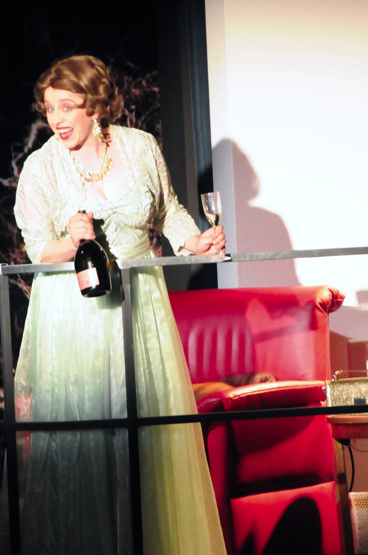 Man sieht Schauspieler auf der Operettenbühne.